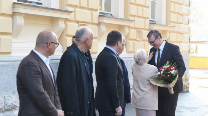 Vučić obišao Zemunsku gimnaziju na Dan škole, dočekala ga nekadašnja razredna