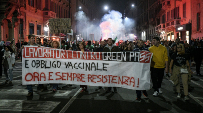 Protest protiv korona propusnica u Milanu