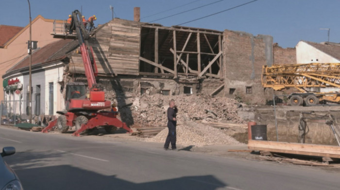 "Izgledalo je kao zemljotres" – srušio se deo stambene zgrade u Zrenjaninu, iseljene tri porodice