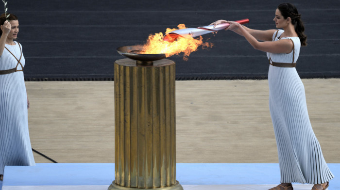 Peking preuzeo olimpijsku baklju