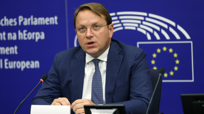 Trideset poslanika EP trazi istragu protiv politike Varheljija kojeg optužuju da sa Dodikom radi na "razbijanju BiH"