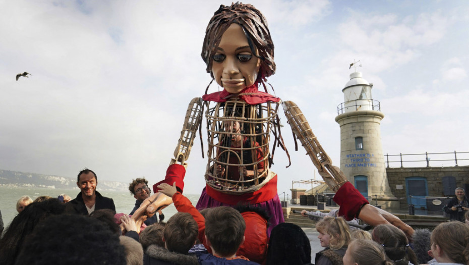 Lutka "mala Amal" stigla u Englesku: Simbol miliona raseljene dece "prešao" put od 8.000 kilometara