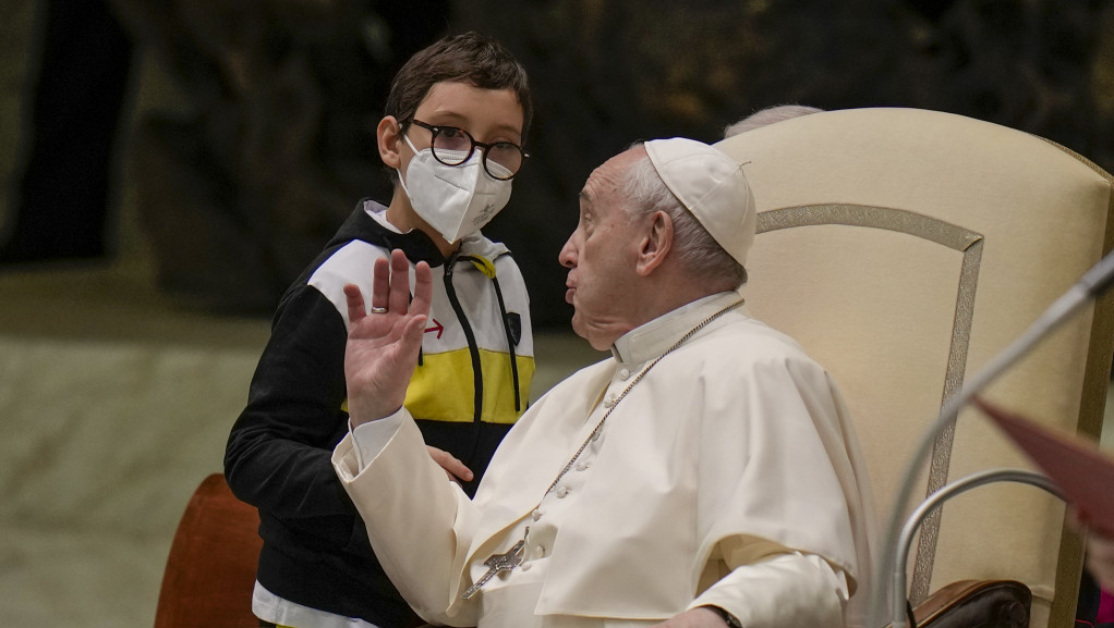 Uporni dečak "ukrao šou" papi u Vatikanu - dobio je poklon kakvom se nije nadao