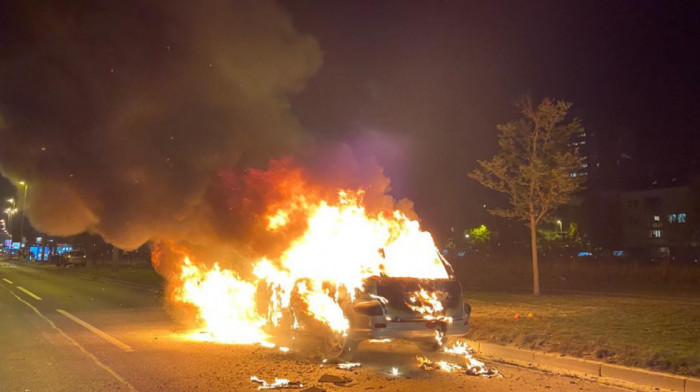 Incident na Novom Beogradu: Automobil se zapalio u toku vožnje, vatrogasci gase požar