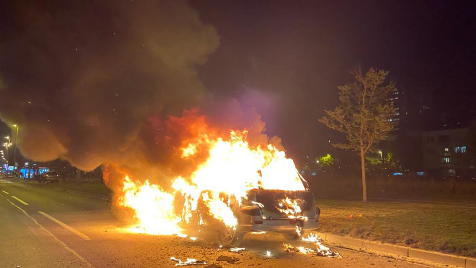 Incident na Novom Beogradu: Automobil se zapalio u toku vožnje, vatrogasci gase požar