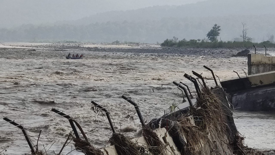 U Indiji i Nepalu poginulo više od 150 ljudi usled poplava