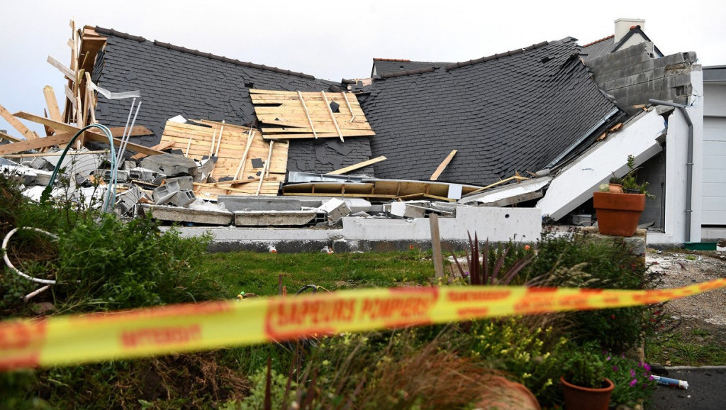 Posledice jakog vetra u Severnoj Makedoniji: Oboren deo krova zgrade u Kumanovu