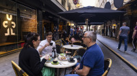 Prvi vikend u Melburnu posle ublažavanja mera: Restorani i barovi rade, zabave uz muziku na ulicama