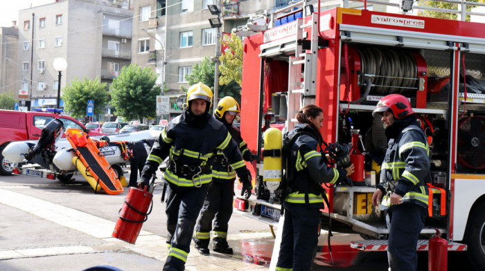 Cureo gas na bezninskoj pumpi u Čačku, vatrogasne ekipe na terenu