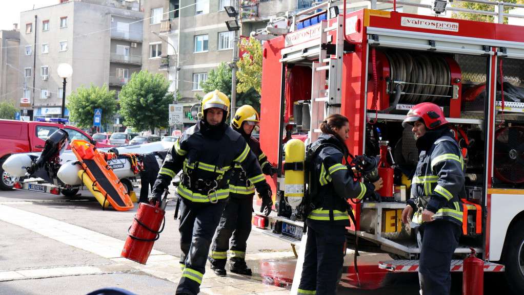 Cureo gas na bezninskoj pumpi u Čačku, vatrogasne ekipe na terenu