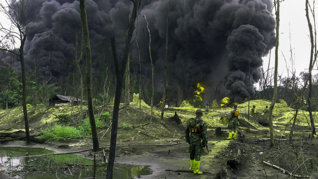 Tragedija u Nigeriji, u požaru u nelegalnoj rafineriji stradalo 25 osoba