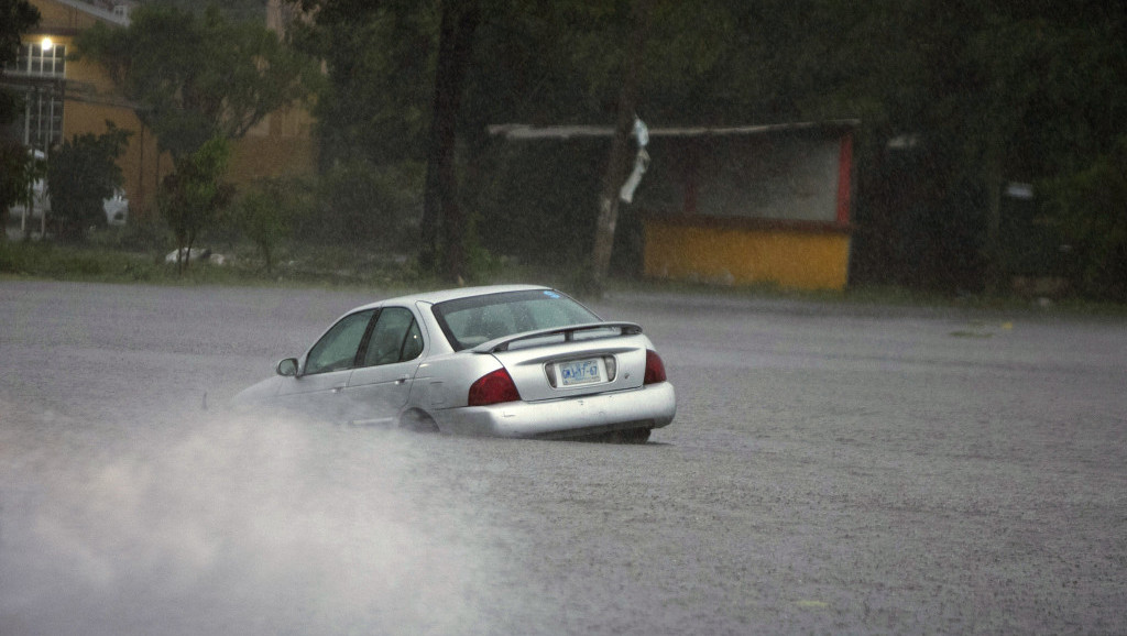 Uragan Rik protutnjao južnom obalom Meksika: Vetar i obilne padavine prete letovalištu Akapulko