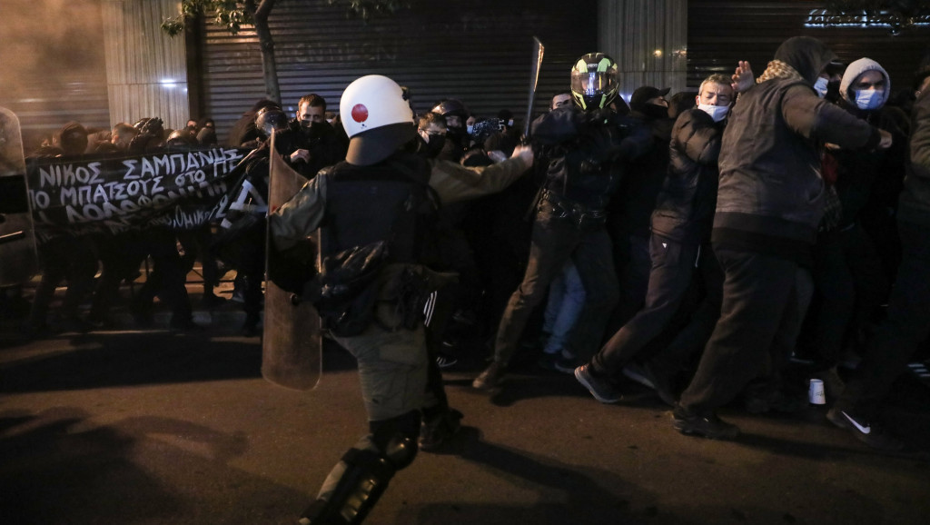 Četiri grčka policajca povređena na protestu Roma zbog smrti mladića u Perami