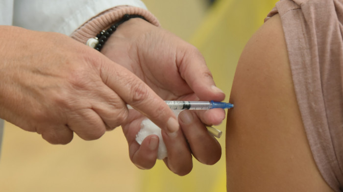 Prijavljivanje za vakcinaciju i SMS porukom, stari i bolesni cepivo mogu da prime i kod kuće