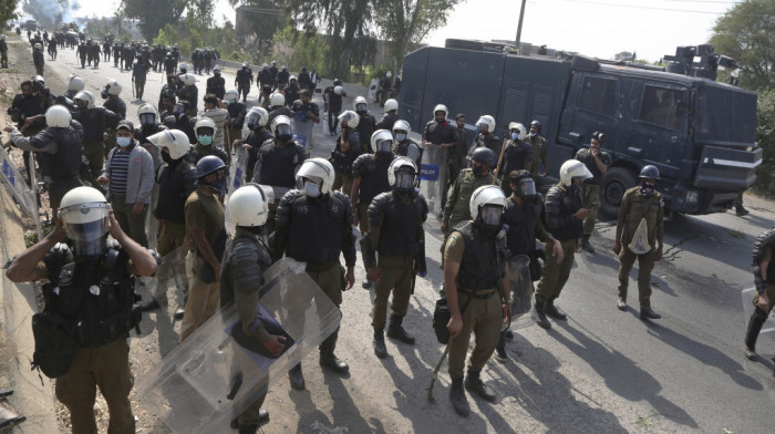 Tragični sukobi pakistanskih demonstranata islamista i policije: poginulo četiri policajca, stotine ranjenih