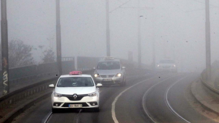 Magla smanjuje vidljivost na nekim putevima, savetuje se povećan oprez pri vožnji