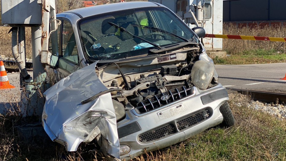 Težak sudar voza i automobila kod Pirota, Infrastruktura železnice: Vozač hteo da se provuče između spuštenih branika