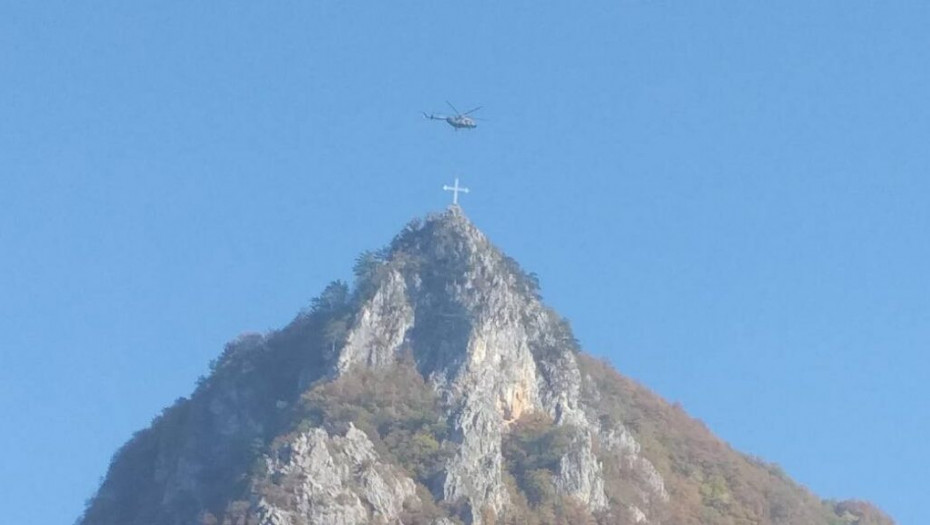 Na brdu Titerovac kod manastira Mileševa helikopterom postavljen časni krst težak blizu četiri tone