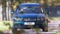 Krug oko zamka Vindzor: Britanska kraljica Elizabeta snimljena kako se sama vozi