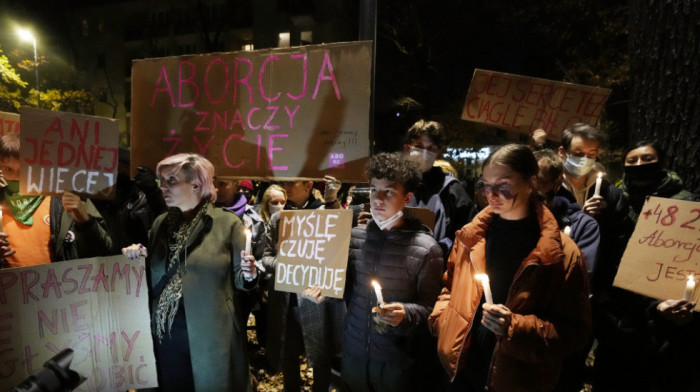 Protesti u Varšavi i Krakovu: Odata počast Poljakinji preminuloj zbog zakona o abortusu