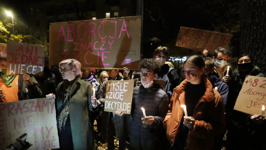 Protesti u Varšavi i Krakovu: Odata počast Poljakinji preminuloj zbog zakona o abortusu