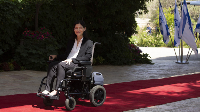 Džonson se izvinio ministarki koja nije mogla da prisustvuje samitu u invalidskim kolicima
