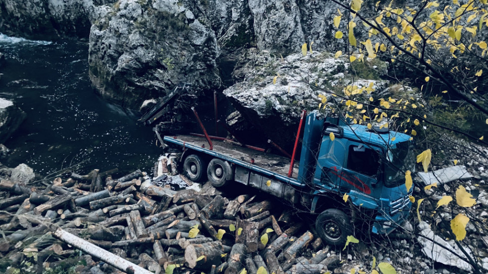 Kamion sleteo u kanjon reke Jerme, vozač je lakše povređen