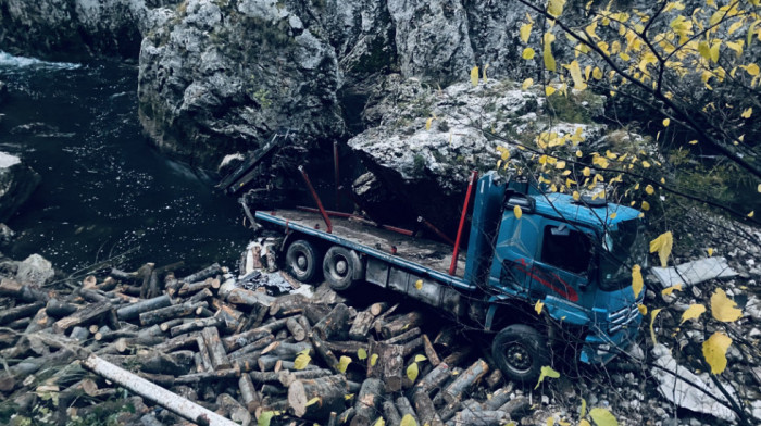 Kamion sleteo u kanjon reke Jerme, vozač je lakše povređen