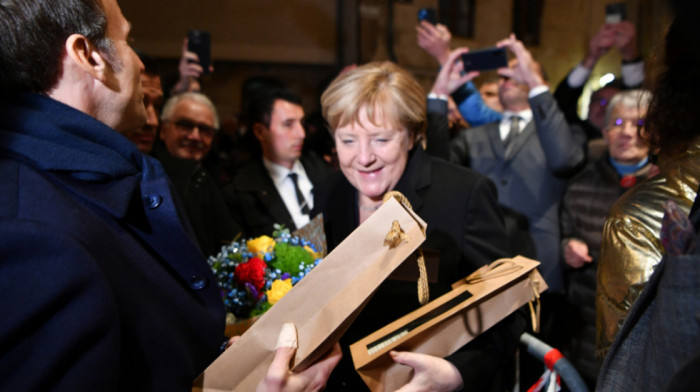 "Draga Angela, Francuska te voli":  Odlikovanje, cveće, privatna večera i vino za odlazeću kancelarku