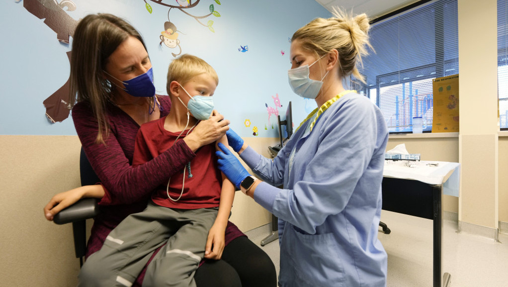 FDA: Nisu otkrivene bezbednosne prepreke za korišćenje Fajzerove vakcine kod najmlađe dece