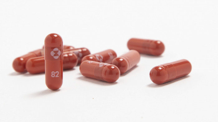 Britanija prva zemlja na svetu koja je odobrila korišćenje Merkovih pilula protiv kovida 19
