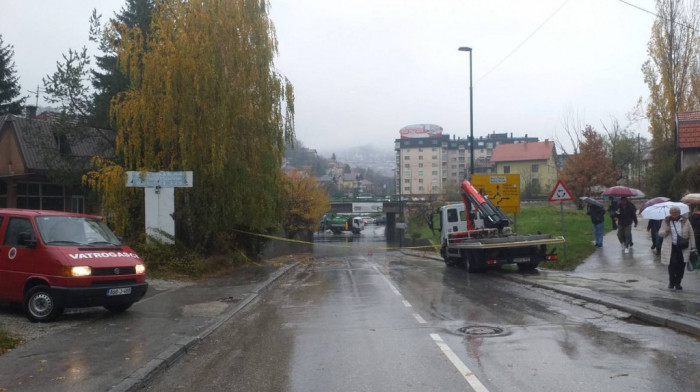 Jako nevreme "razorilo" Sarajevo: Rušila se stabla, jedno palo na taksi vozilo kod autobuske stanice
