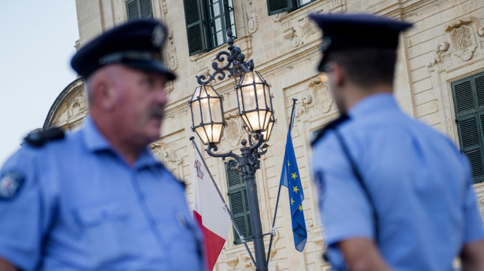 Malteški policajci protestuju puštanjem brade, lakiranjem noktiju i farbanjem kose