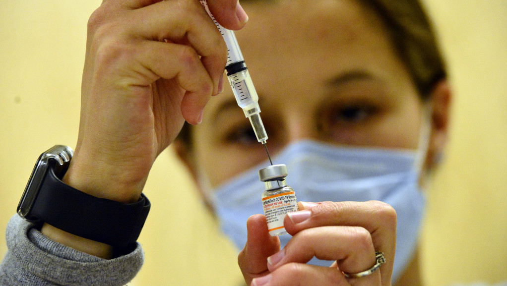 Zdravstveni radnici u Engleskoj moraće da se vakcinišu protiv korone do 1. aprila