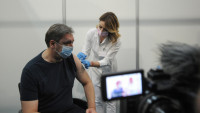 Vučić primio treću dozu vakcine protiv kovida i pozvao građane da se vakcinišu