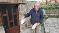 Cipele je pravio čak i za Jovanku Broz: Jedan od najstarijih obućara u Srbiji nastavio sa zanatom i posle penzije