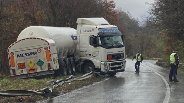 Dve nezgode kod Nove Varoši: Kamion sa cisternom sleteo s puta, postoji mogućnost da je iscureo gas