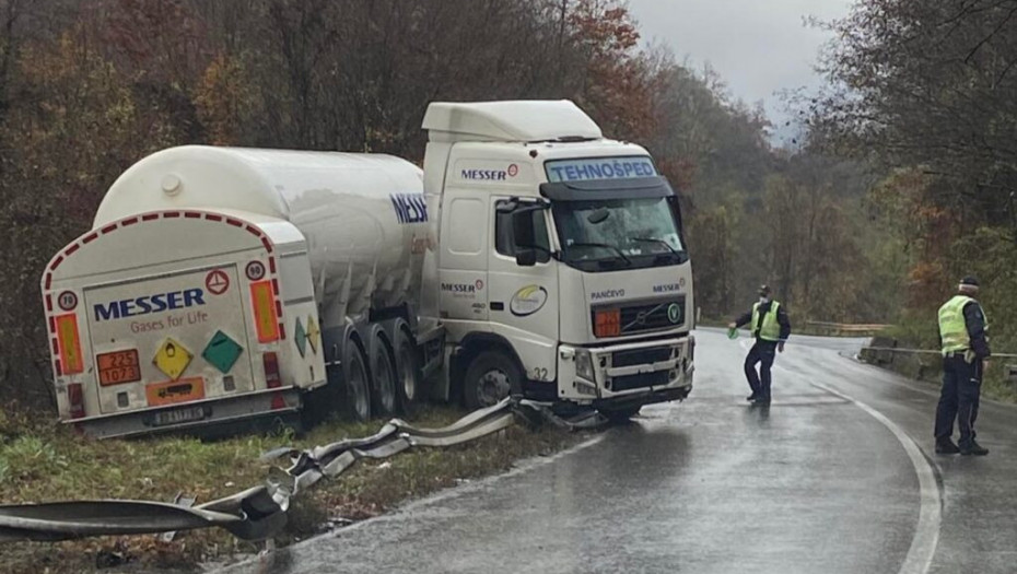 Dve nezgode kod Nove Varoši: Kamion sa cisternom sleteo s puta, postoji mogućnost da je iscureo gas