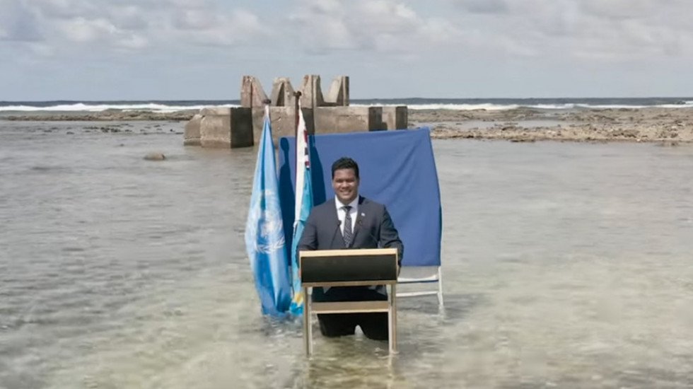 Borba protiv klimatskih promena: Ministar Tuvalua održao govor iz morskog plićaka