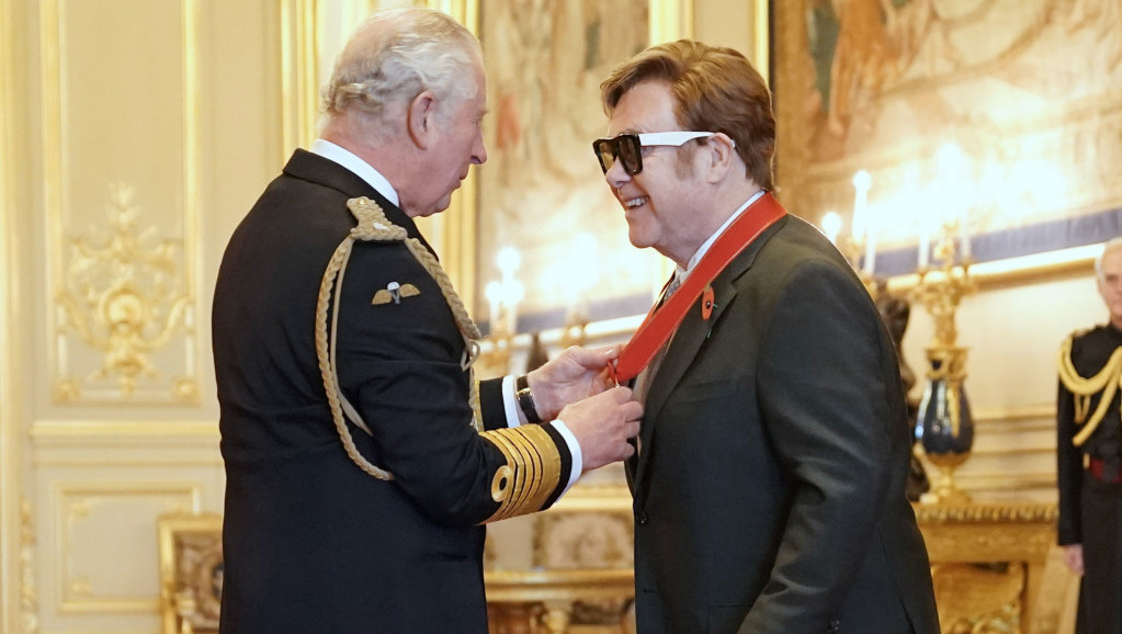 Elton Džon primio Orden časti u zamku Vindzor: Ima još toga da se uradi, još posla u muzici, još dobrotvornog rada