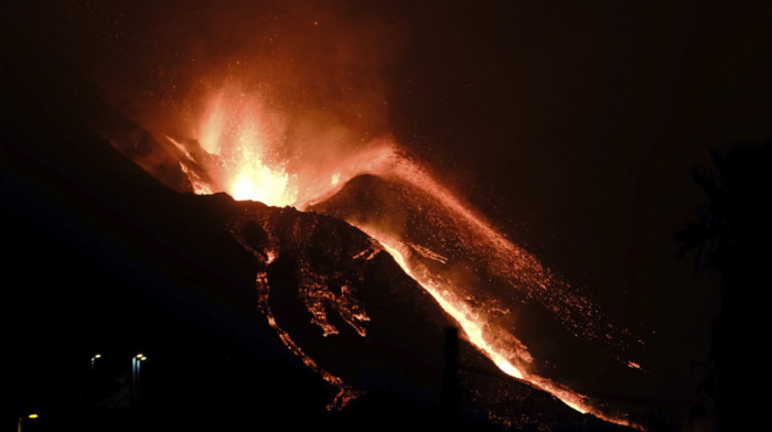 Neverovatan prizor: Lava "potopila" jednu od najlepših plaža na La Palmi (VIDEO)