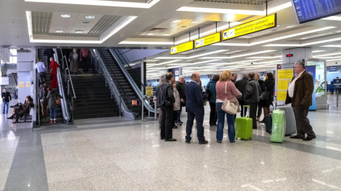 Hitna pomoć: Prinudno sleteo avion na aerodromu Nikola Tesla, žena preminula tokom leta