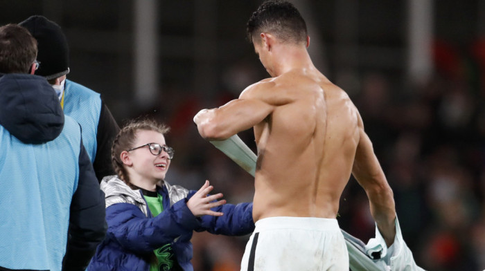 Lepa slika iz Dablina: Ronaldo poklonio dres uplakanoj devojčici posle meča