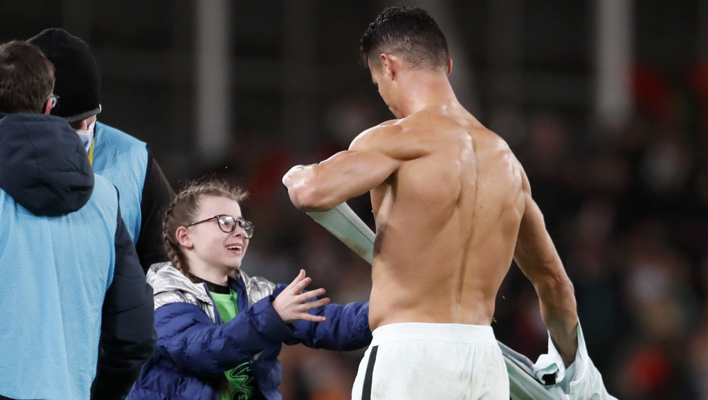 Lepa slika iz Dablina: Ronaldo poklonio dres uplakanoj devojčici posle meča