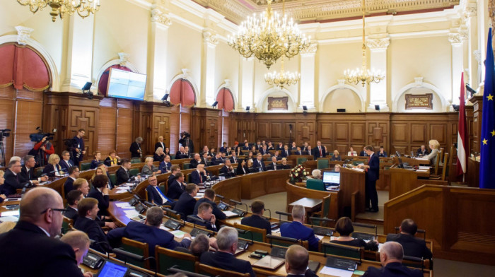 Letonija zabranila prisustvo sastancima parlamenta poslanicima koji nisu vakcinisani