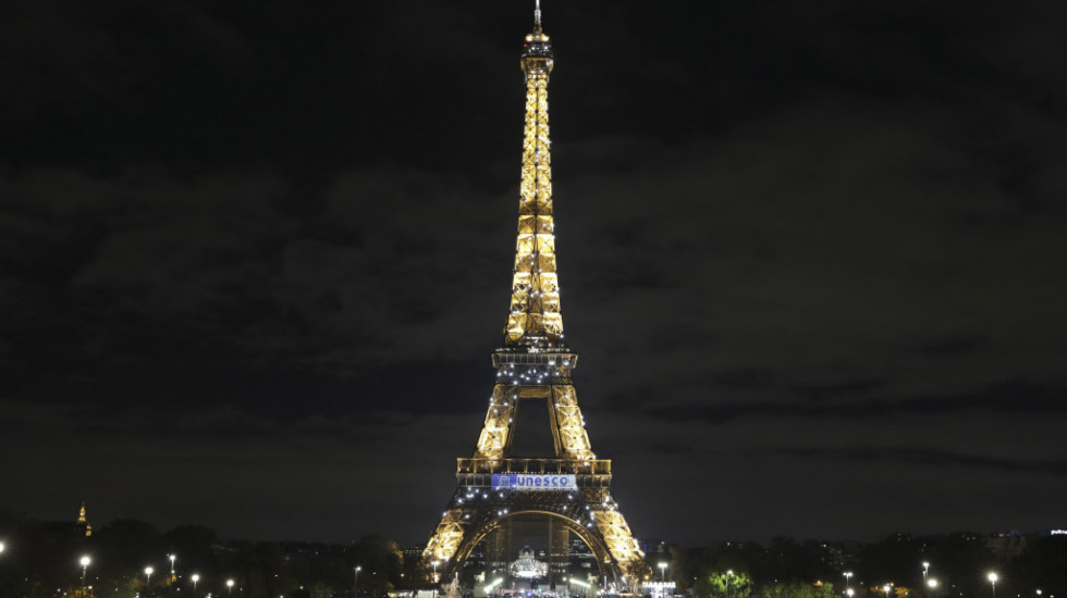 Pariz gasi svetla na Ajfelovoj kuli