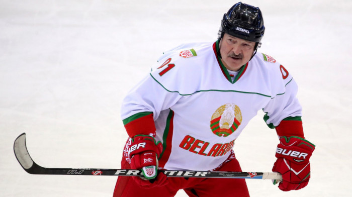 Belorusiji prete nove sankcije EU zbog migrantske krize na granici, a Lukašenko igra hokej