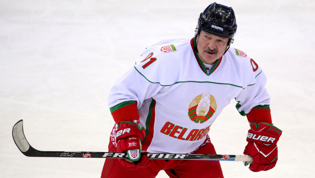 Belorusiji prete nove sankcije EU zbog migrantske krize na granici, a Lukašenko igra hokej