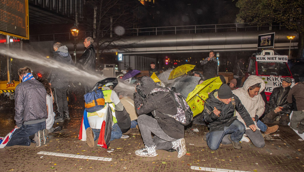 Holandska policija vodenim topovima rasterala demonstrante zbog delimičnog zatvaranja
