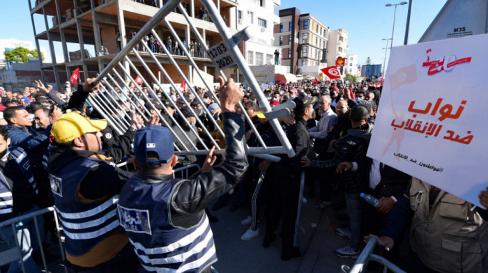 Sukobi na ulicama tokom novih demonstracija protiv predsednika Tunisa